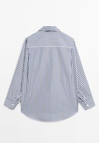 Koszula z długim rękawem o luźnym kroju, zdobiona pionowymi granatowo-białymi paskami, z zakończonym w szpic kołnierzykiem i zaokrąglonym dołem.