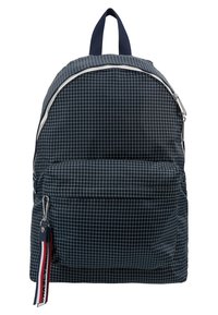 Sac à dos à motif à carreaux bleu marine avec une poche zippée sur le devant, des bretelles ajustables et une poignée supérieure. Caractéristiques en métal argenté et accents contrastants.