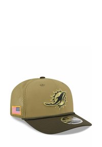 Olivgrüne Mütze mit Netzseiten, die ein auffälliges schwarzes und gelbes Miami Dolphins-Logo zeigt. Enthält ein kleines amerikanisches Flaggenakzent.