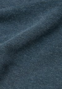Dunkelblauer Stoff mit einer weichen, strukturierten Oberfläche und einem leicht flauschigen Aussehen, der ein gleichmäßiges Webmuster zeigt.