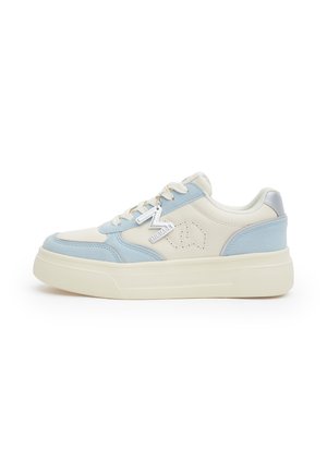 Sneaker platform basso in crema e azzurro chiaro con chiusura con lacci, dettaglio sul tallone argento e ciondolo argento "W" sui lacci.
