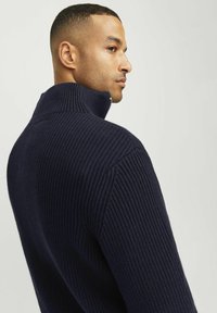 R.D.D. ROYAL DENIM DIVISION EINFARBIG  - Strickjacke - salute