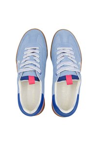 Sneakers in suede azzurro chiaro con lacci bianchi, caratterizzati da un accento sul tallone rosa e blu e una suola in gomma, progettati con un profilo basso.