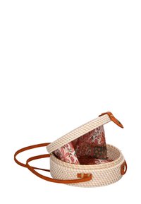 Borsa a cesta rotonda intrecciata in paglia naturale, con un interno decorato con un motivo colorato e dettagli in pelle marrone, dotata di una tracolla regolabile.