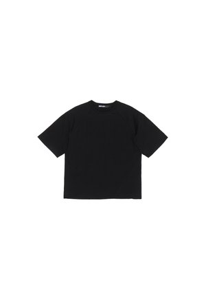 Camiseta negra de manga corta con cuello redondo, mangas raglán y una textura suave. Presenta un diseño simple y minimalista.