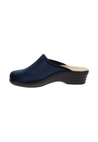 Zoccolo blu navy con tomaia perforata in morbido materiale, dotato di una suola a cuneo nera sagomata per comfort e supporto.