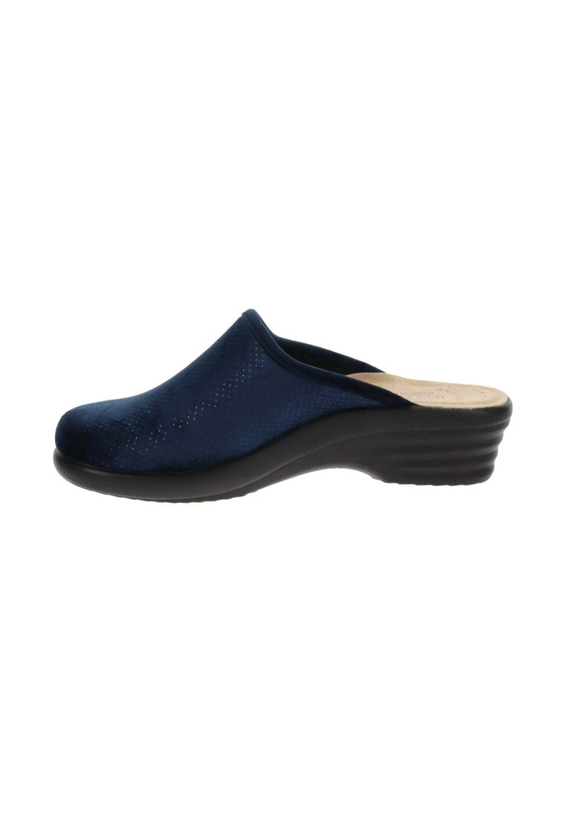 Zoccolo blu navy con tomaia perforata in morbido materiale, dotato di una suola a cuneo nera sagomata per comfort e supporto.