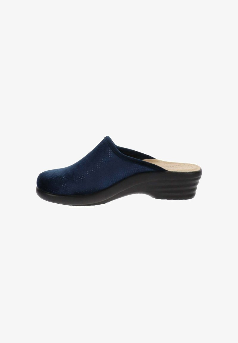 Zoccolo blu navy con tomaia perforata in morbido materiale, dotato di una suola a cuneo nera sagomata per comfort e supporto.
