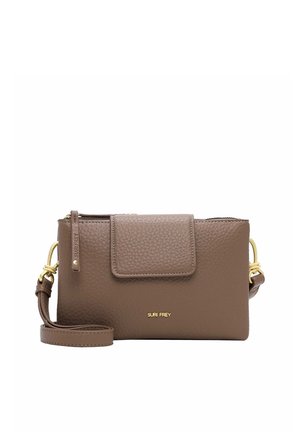 Borsa a tracolla in pelle marrone texturizzata con ferrature dorate, tasca frontale con pattina, chiusura con cerniera e tracolla regolabile.