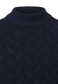 Marineblaues Strickpullover mit dicken Zopfmuster und einem gerippten Stehkragen.