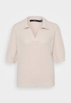 Pulover polo tricotat de culoare bej deschis, cu mâneci scurte, având un decolteu în V și o suprafață texturată. Detalii cu margini ribbate la tiv și guler.