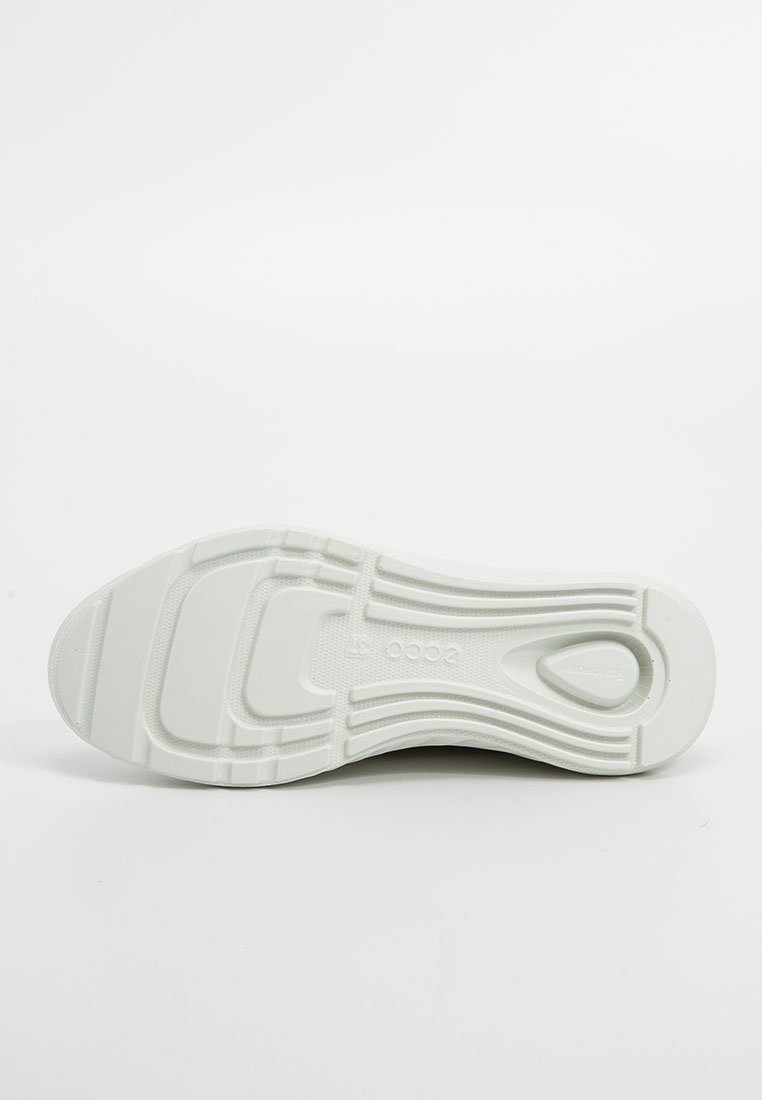 Suela de zapato de goma blanca con textura estriada y diseño contorneado. Presenta el nombre de la marca "ECCO" grabado en la superficie.