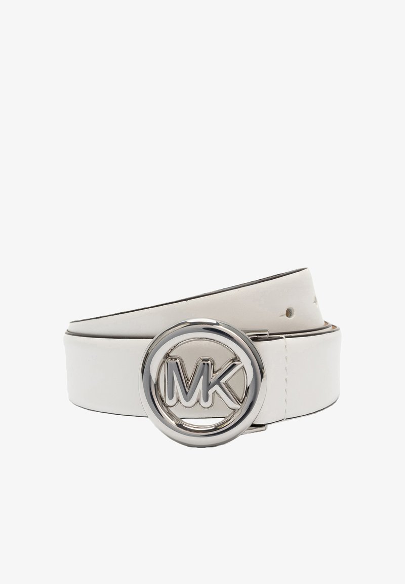 Ceinture en cuir blanc avec boucle ronde en argent ornée du logo "MK" en relief, enroulée sur un fond blanc.