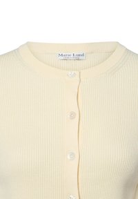 Geripptes gelbes Cardigan mit rundem Halsausschnitt, ausgestattet mit fünf Knöpfen auf der Vorderseite und einem Markenetikett am Kragen.