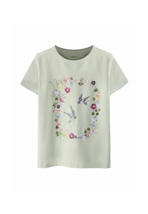 Lichtgroen shirt met korte mouwen, met een bloemenkrans en twee vogels in het midden, voorzien van roze, paarse, gele en blauwe bloemen.