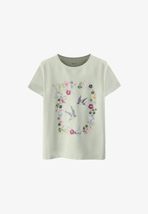 Jasnozielona koszula z krótkim rękawem z kwiatowym wieńcem i dwoma ptakami na środku, z różowymi, fioletowymi, żółtymi i niebieskimi kwiatami.