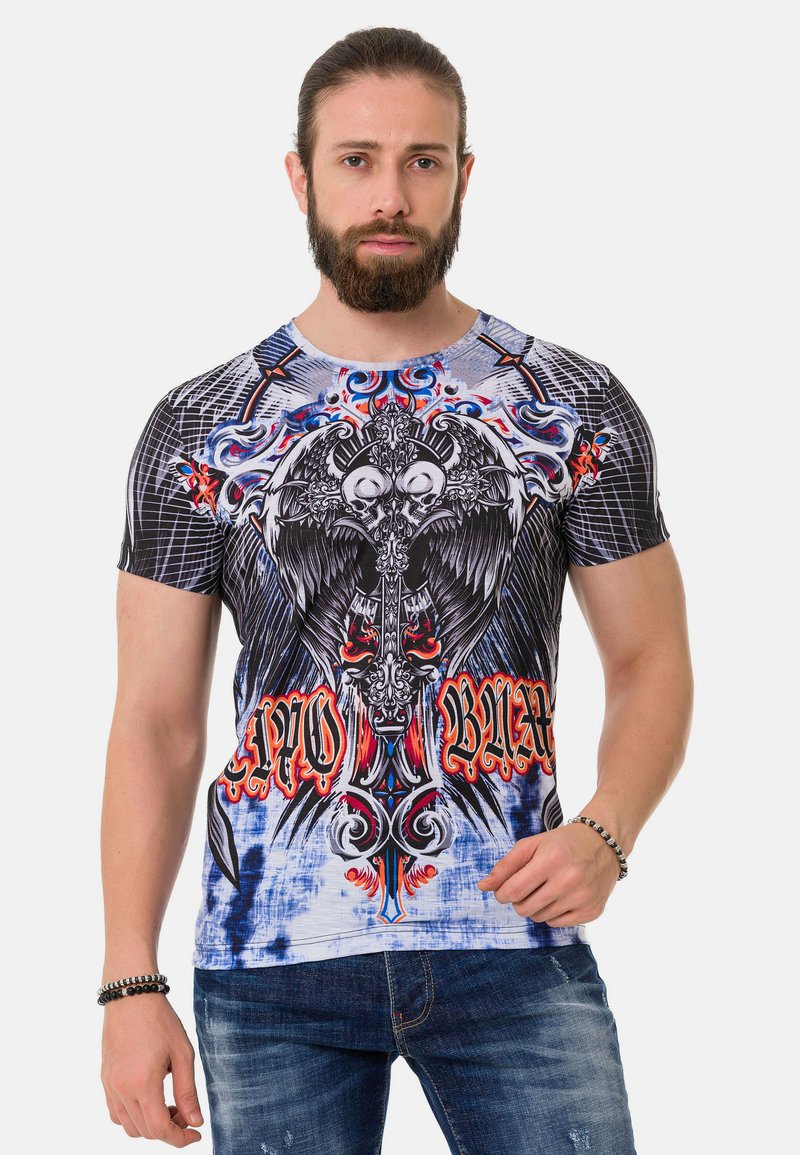 Kurzarm-T-Shirt mit einem schwarz-blauen Design, das Flügelmotive und rote Akzente aufweist, hergestellt aus einem glatten, dehnbaren Stoff.