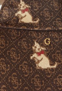 Le tissu marron présente un motif répétitif de chien avec un nœud rouge, un motif texturé et un accent doré en forme de « G ». Matière en maille douce avec un design complexe.