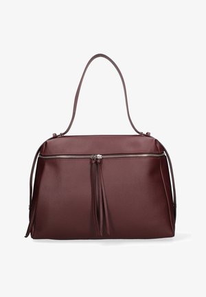 Sac à main en cuir marron foncé avec une seule bandoulière, une fermeture éclair horizontale argentée et deux pompons en cuir suspendus à la fermeture éclair.