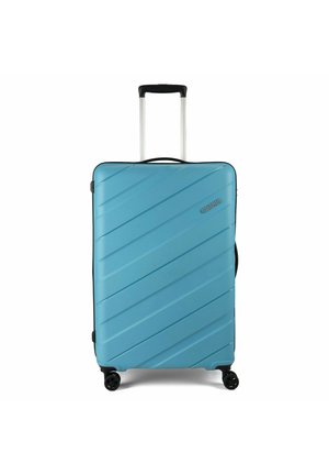 Harde koffer in lichtblauw met een diagonaal lijnpatroon, voorzien van een telescopisch handvat, zwarte accenten en vier wielen voor mobiliteit.