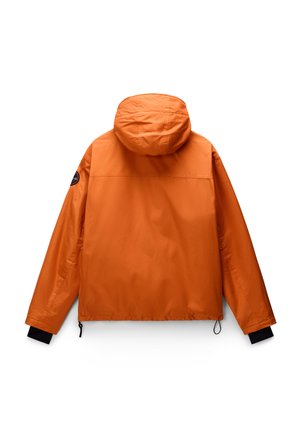 Oranžová voděodolná bunda s kapucí, s zaobleným zadním dílem, elastickými manžetami a nášivkou s logem na levém rameni.