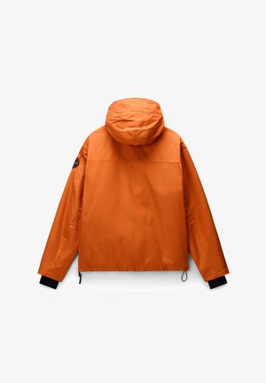 Orangene wasserdichte Jacke mit Kapuze, abgerundetem Rücken, elastischen Bündchen und einem Logo-Patch auf der linken Schulter.