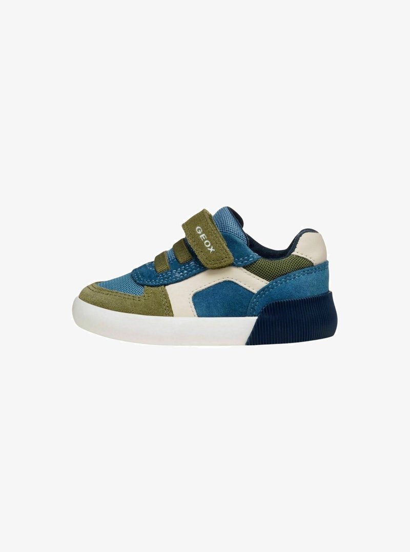 Sneaker blu e verdi realizzati in materiale scamosciato e mesh, con una intersuola bianca, suola in gomma e cinturino in velcro con dettaglio del logo.