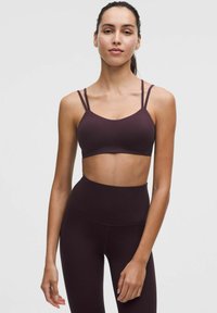 Bordowy top sportowy z podwójnymi cienkimi ramiączkami, gładką teksturą, zaokrąglonym dekoltem i dopasowanym krojem, zestawiony z legginsami o wysokim stanie.