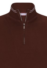Brauner Zip-Pullover mit gerippter Textur. Verfügt über einen halben Reißverschluss-Kragen und zwei weiße Streifenakzente am Hals. Markenlabel sichtbar im Inneren.