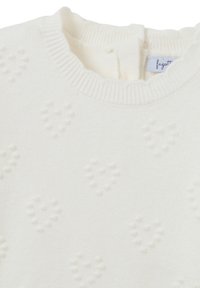 Weißer Strickpullover mit strukturierten Herzmustern, geripptem Kragen und Knopfdetails am Rücken. Weiches Material mit glatter Oberfläche.