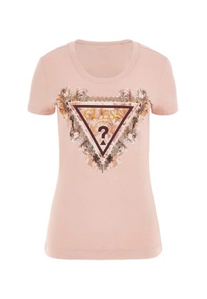 Lichtroze t-shirt met korte mouwen met een driehoekige grafiek met bloemenrand en de tekst "GUESS?" op de voorkant gedrukt.