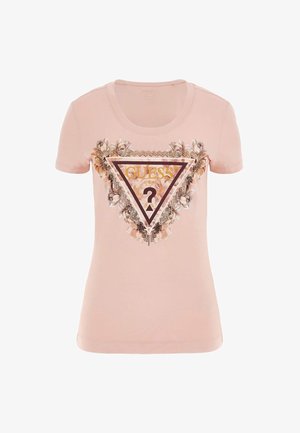 T-shirt rosa chiaro a maniche corte con grafica a triangolo bordata di fiori e testo "GUESS?" stampato sul davanti.