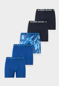 Πέντε ζεύγη ανδρικών μποξεράκια σε αποχρώσεις του μπλε και μαύρου με ελαστικές μέσες με λογότυπο, τοποθετημένα διαγώνια σε λευκό φόντο.