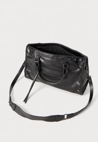 Schwarze Lederhandtasche mit zwei oberen Griffen, verstellbarem Schultergurt, strukturiertem Oberflächenmaterial, Reißverschlusstasche und silberfarbenen Hardwareakzenten.