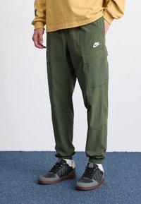 Nike Sportswear SPORTSWEAR CLUB - Reisitaskuhousut - cargo khaki
