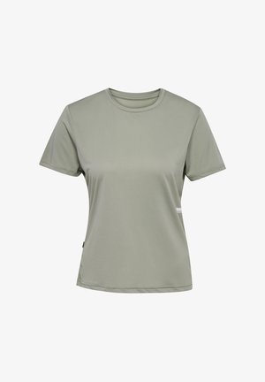 Krótki rękaw, jasnoszara sportowa koszulka z okrągłym dekoltem, subtelną prążkowaną fakturą i małym białym logo w pobliżu dolnej strony.