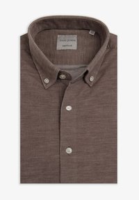 Camisa marrón de botones con cuello clásico. Presenta una textura sutil, dos botones frontales y una etiqueta que dice "DAN JOHN REGULAR."