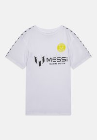 Hvit bomull t-skjorte med korte ermer. Har svart tekst "MESSi TRAINING SYSTEM", gult sirkulært logo, og dekorativ svart søm på ermene.