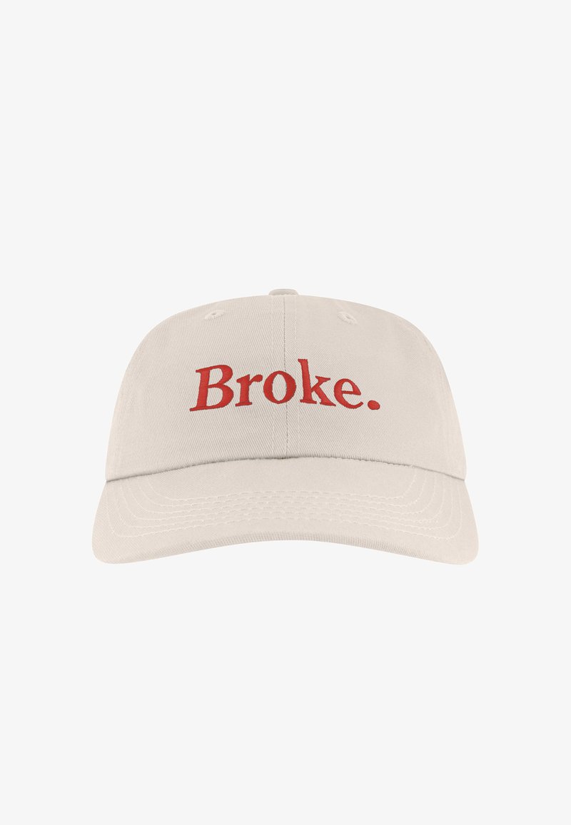 Casquette de baseball beige avec texte brodé en rouge « Broke. » centré sur le panneau avant.