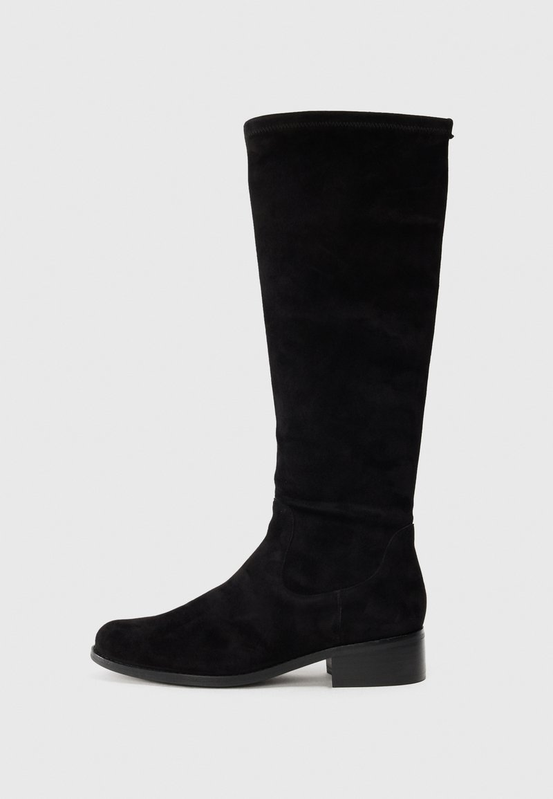 Botas pretas até ao joelho feitas de camurça suave, com bico arredondado e um salto baixo em bloco. Textura lisa com design sem emendas e detalhes mínimos.
