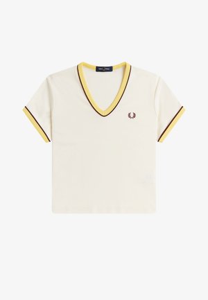 Camiseta blanca de manga corta con cuello en V y ribete amarillo y marrón en el cuello y las mangas, con un pequeño logo de una corona de laurel marrón en el pecho.