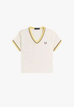 Camiseta blanca de manga corta con cuello en V y ribete amarillo y marrón en el cuello y las mangas, con un pequeño logo de una corona de laurel marrón en el pecho.