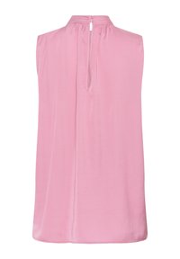 Ružičasta bluzica bez rukava s visokom ovratnikom, otvaranjem na leđima u obliku ključa i dva dugmeta na izrezu.