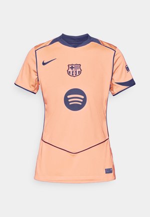 Maillot Nike de Barcelone en pêche clair, avec des accents navy. Comprend le logo du club, le logo Spotify sur la poitrine, et un col rond. Manches courtes.