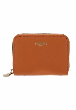 Portefeuille compact en cuir marron clair avec fermeture éclair dorée et logo Lacoste Paris embossé au centre à l’avant.
