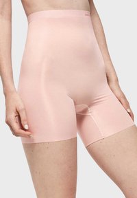 Rosa, hoch sitzende Shorts aus glattem, dehnbarem Stoff mit nahtlosem Design und elastischem Bund, die bis zur Mitte des Oberschenkels reichen.