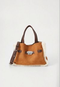 Brun ruskindshåndtaske med lammeskindsbeklædning, top-håndtag og aftagelig skulderrem. Har en sølvfarvet lukning og kontrastsyning.