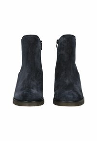 Bottes de cheville en daim bleu marine, avec une texture lisse, des fermetures éclair à l'arrière et une épaisse semelle noire. Design simple et épuré sans embellissements.
