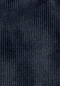 Tessuto lavorato a maglia blu scuro con un motivo a coste stretto e uniforme e una texture visibile.