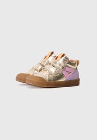 Metaliczne złote sneakersy z zapięciem na rzepy, z różowymi i fioletowymi akcentami, gumową podeszwą i przeszyciami.
